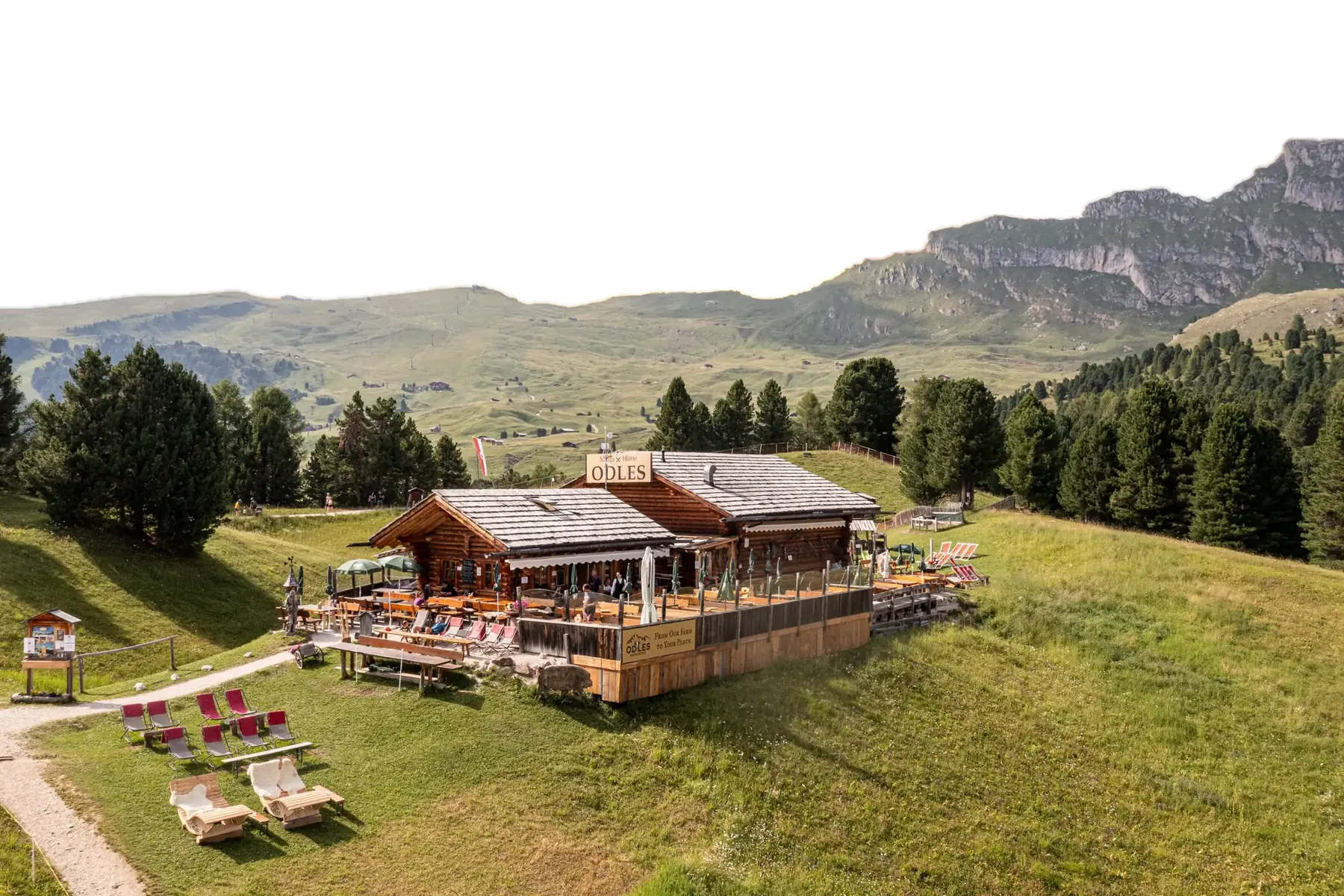 Die Baita Odles auf der Almwiese vor den Grödner Dolomiten