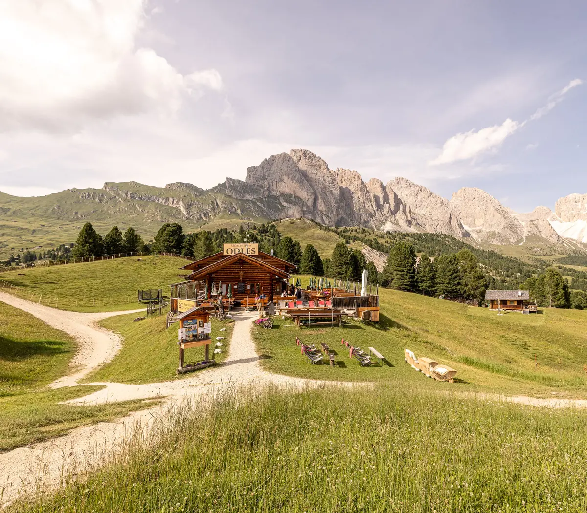 Die Baita Odles von vorne mit Terrasse und Blick auf die Dolomiten