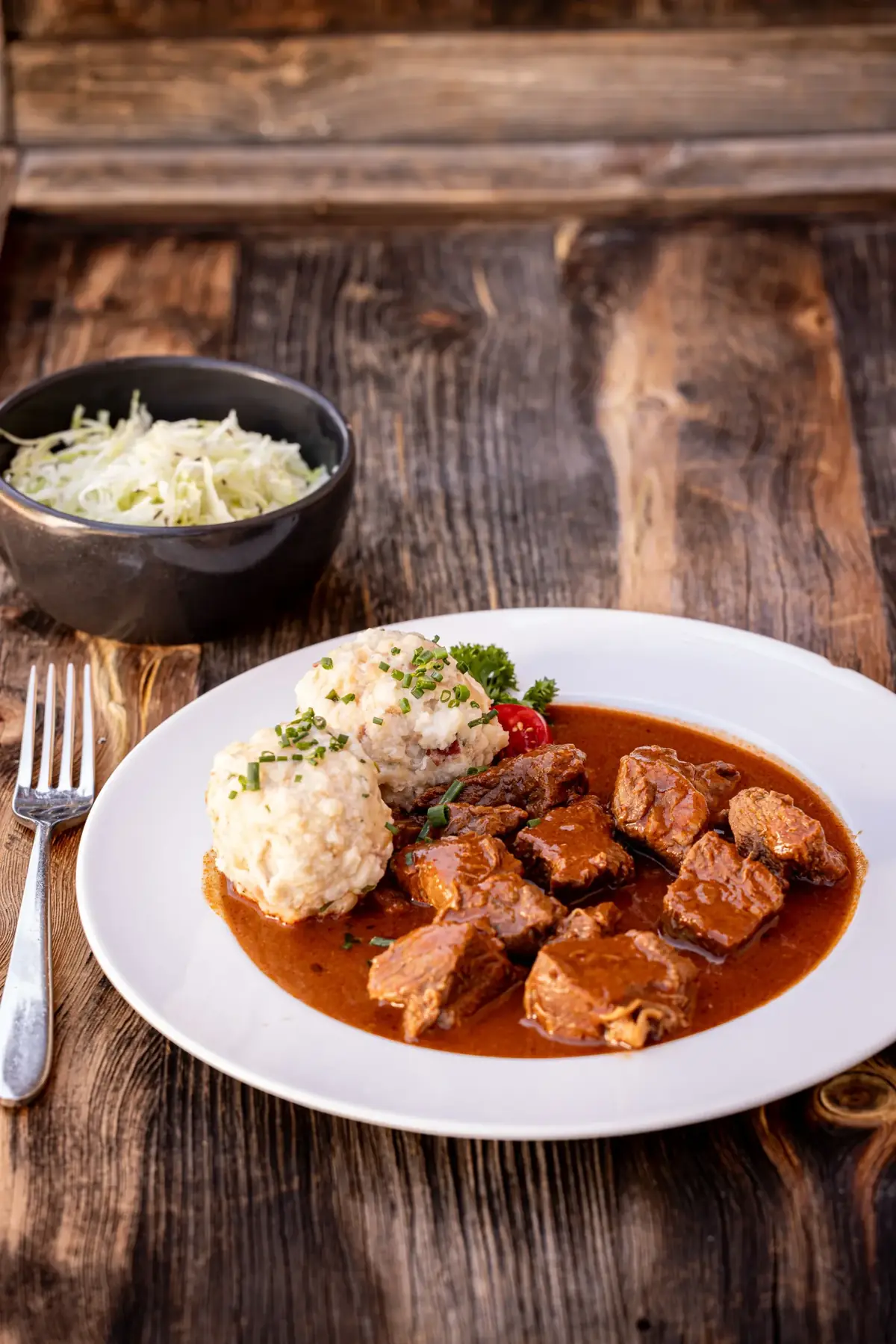 Gulasch mit Semmelknödeln und Krautsalat