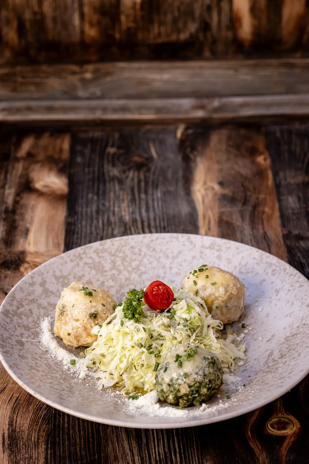Südtiroler Knödeltris mit Krautsalat