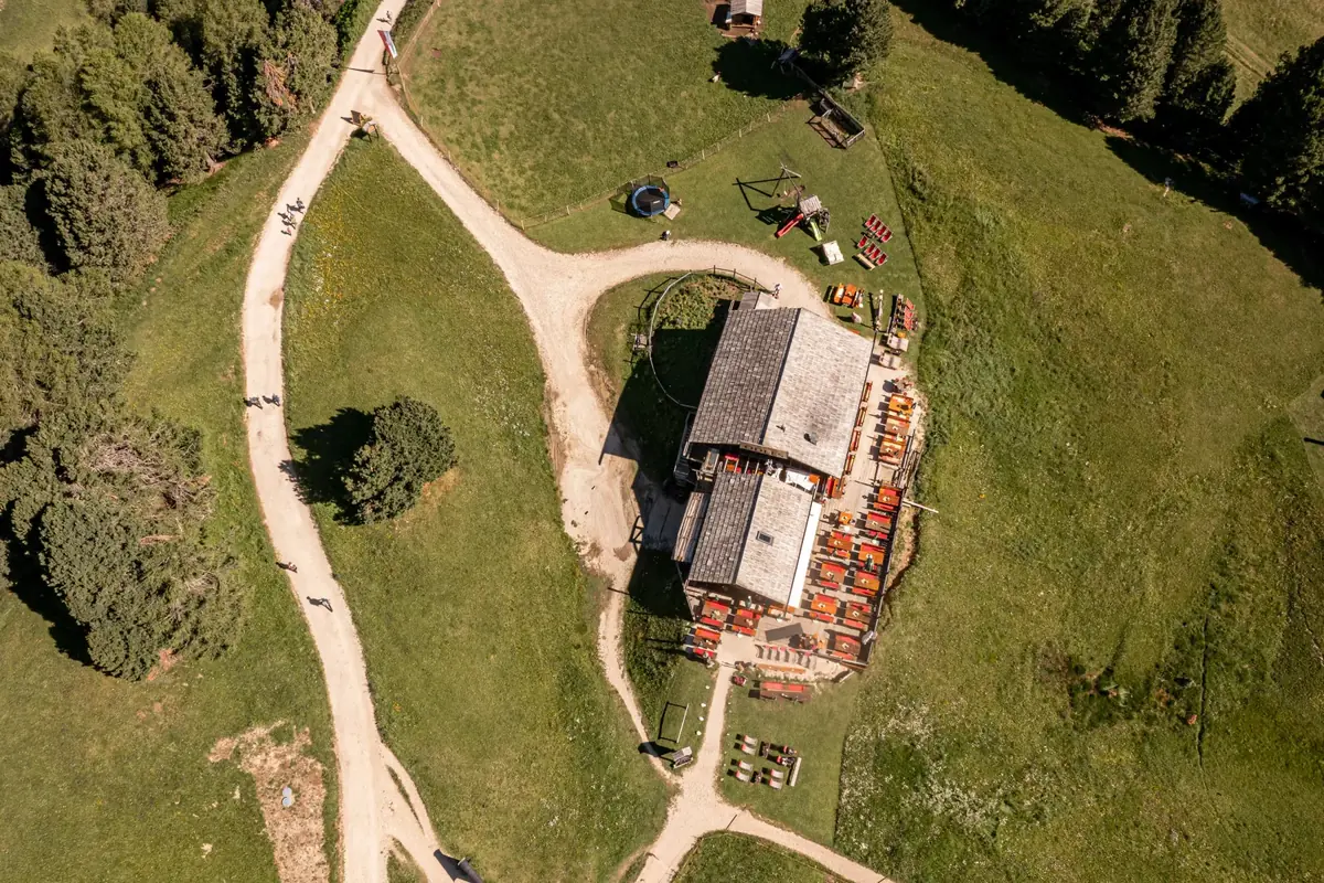 Luftbild der Baita Odles und der umliegenden Wanderwege