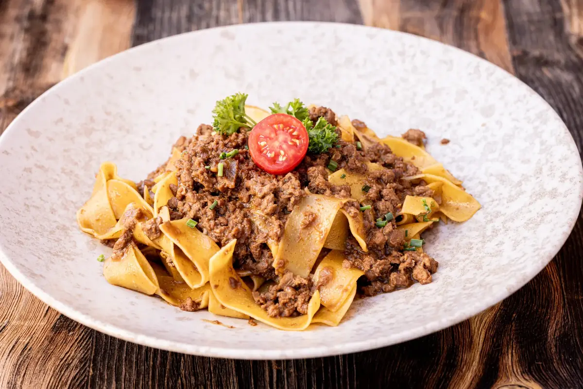 Hausgemachte Pappardelle mit Hirschragout