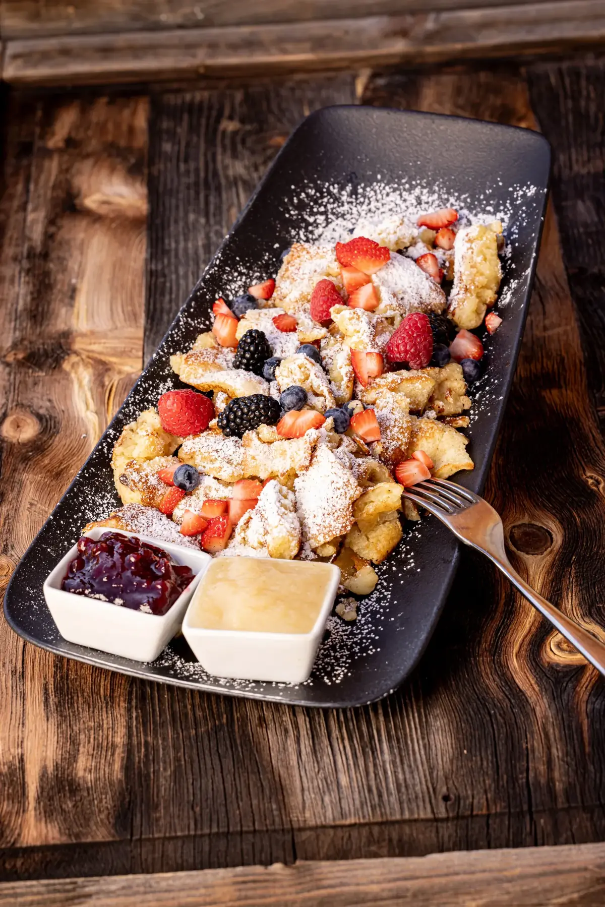 Kaiserschmarrn mit frischen Beeren und Apfelmus