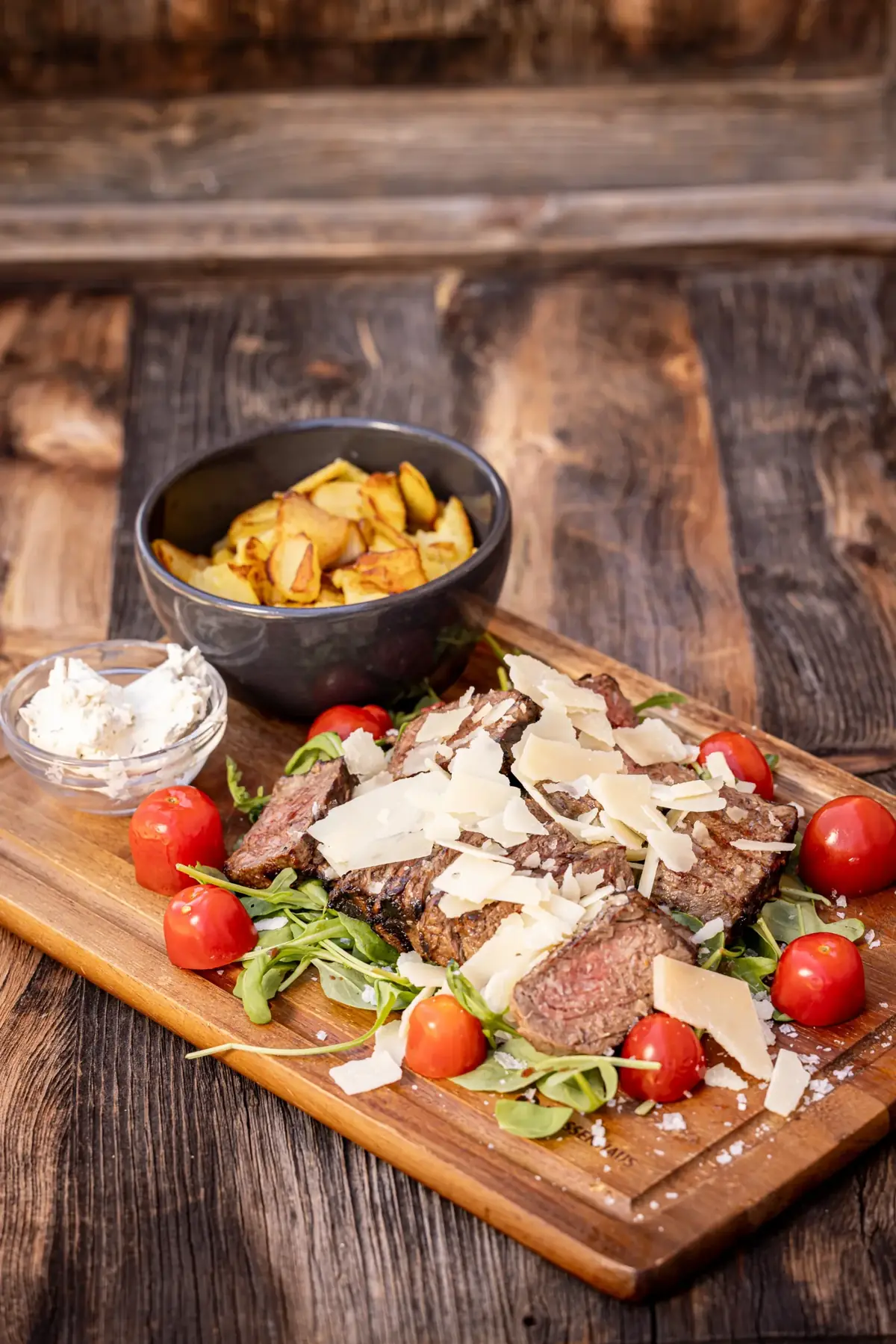 Tagliata vom Rind mit Rucola, Parmesan und Bratkartoffeln