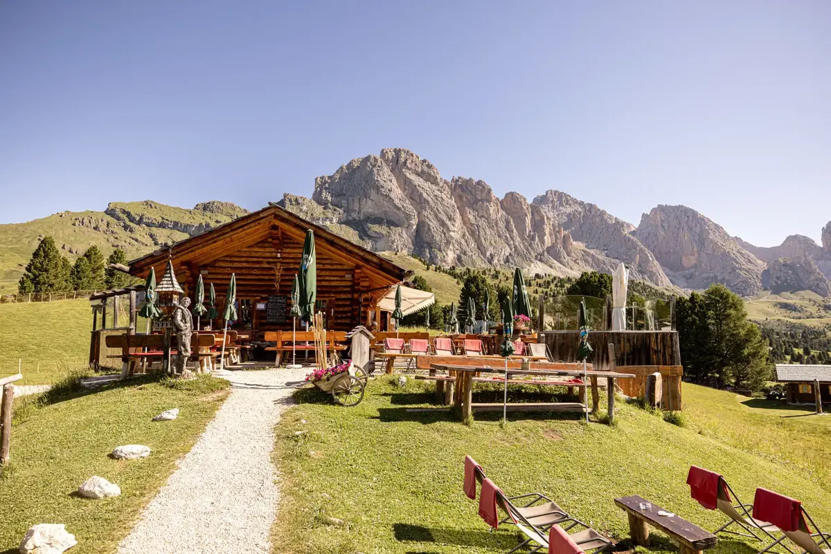 Die Baita Odles am Wanderweg am Col Raiser